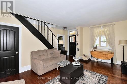 45 Queen Street, Kawartha Lakes, ON - Indoor Photo Showing Living Room