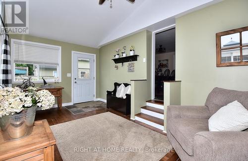 45 Queen Street, Kawartha Lakes, ON - Indoor Photo Showing Living Room