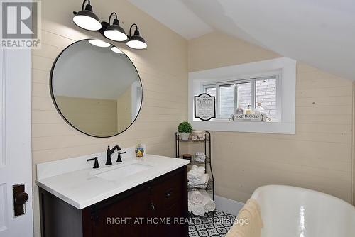 45 Queen Street, Kawartha Lakes, ON - Indoor Photo Showing Bathroom