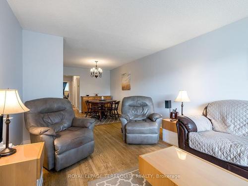 2403 Padstow Cres, Mississauga, ON - Indoor Photo Showing Living Room