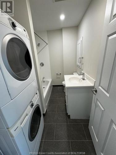 4722 Wyandotte Street East Unit# 1, Windsor, ON - Indoor Photo Showing Laundry Room
