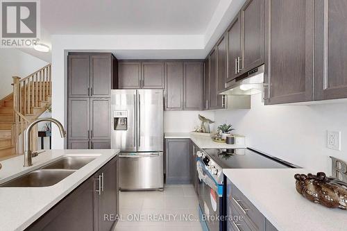 6 Brofarm Lane, Whitchurch-Stouffville, ON - Indoor Photo Showing Kitchen With Double Sink With Upgraded Kitchen