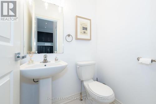 11 Chouinard Way, Aurora, ON - Indoor Photo Showing Bathroom