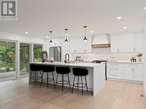 1211 Bainbridge Avenue North, Kingsville, ON - Indoor Photo Showing Kitchen With Upgraded Kitchen