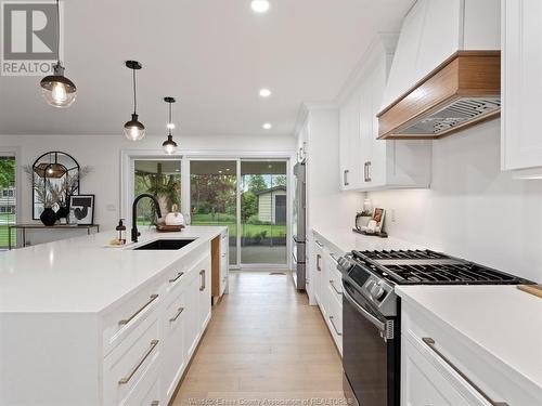 1211 Bainbridge Avenue North, Kingsville, ON - Indoor Photo Showing Kitchen With Upgraded Kitchen