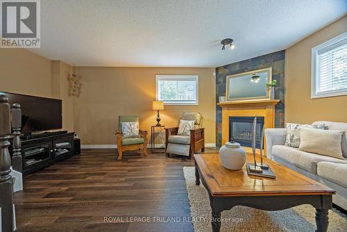 629 Longworth Road, London, ON - Indoor Photo Showing Living Room With Fireplace