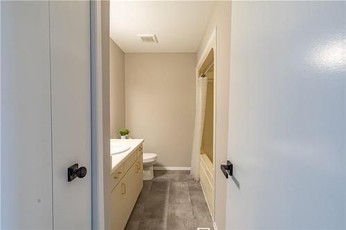 Upper 4pc bathroom - 232 Windsor Street, Welland, ON - Indoor Photo Showing Bathroom