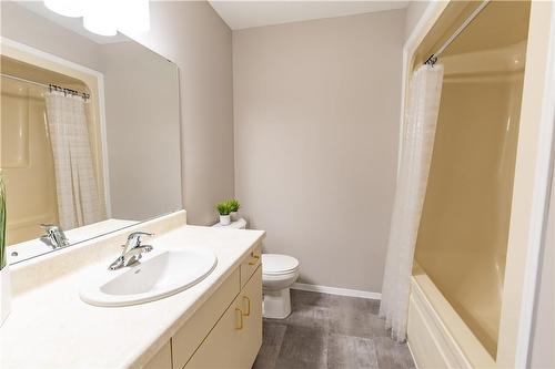 232 Windsor Street, Welland, ON - Indoor Photo Showing Bathroom