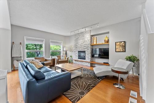55 Lyonsgate Cove, Winnipeg, MB - Indoor Photo Showing Living Room With Fireplace