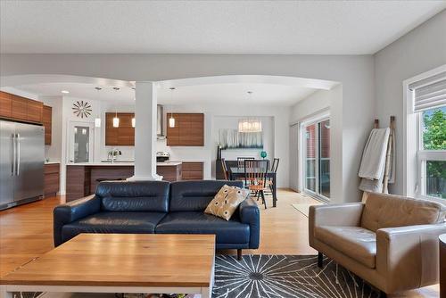 55 Lyonsgate Cove, Winnipeg, MB - Indoor Photo Showing Living Room