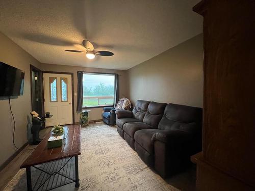 625 Hwy 11 71, Fort Frances, ON - Indoor Photo Showing Living Room
