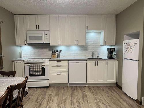 625 Hwy 11 71, Fort Frances, ON - Indoor Photo Showing Kitchen