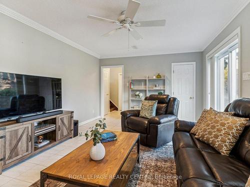 2350 Truscott Dr, Mississauga, ON - Indoor Photo Showing Living Room