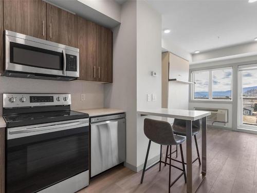 224-345 Dougall Road, Kelowna, BC - Indoor Photo Showing Kitchen