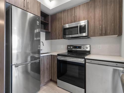 224-345 Dougall Road, Kelowna, BC - Indoor Photo Showing Kitchen