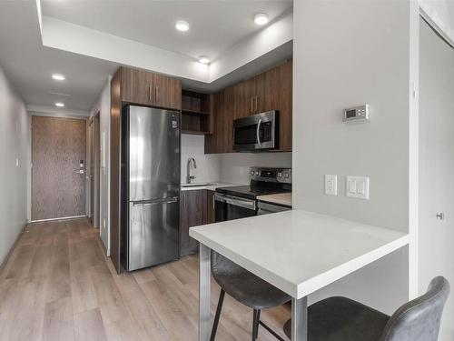 224-345 Dougall Road, Kelowna, BC - Indoor Photo Showing Kitchen