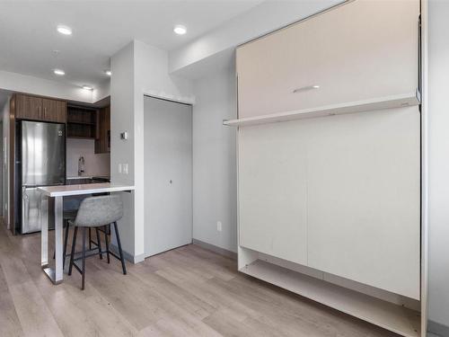 224-345 Dougall Road, Kelowna, BC - Indoor Photo Showing Kitchen