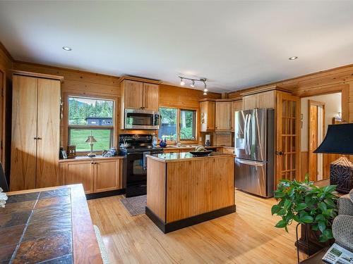 1075 Six Mile Creek Road, Vernon, BC - Indoor Photo Showing Kitchen