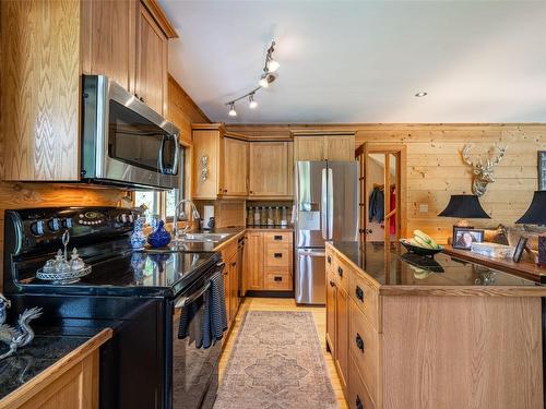 1075 Six Mile Creek Road, Vernon, BC - Indoor Photo Showing Kitchen