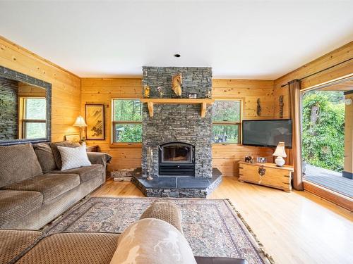 1075 Six Mile Creek Road, Vernon, BC - Indoor Photo Showing Living Room With Fireplace