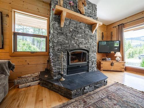 1075 Six Mile Creek Road, Vernon, BC - Indoor Photo Showing Living Room With Fireplace