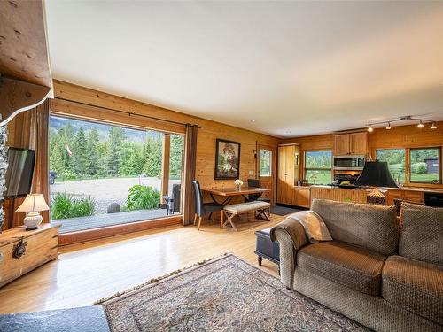 1075 Six Mile Creek Road, Vernon, BC - Indoor Photo Showing Living Room