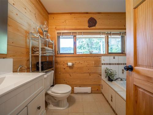 1075 Six Mile Creek Road, Vernon, BC - Indoor Photo Showing Bathroom