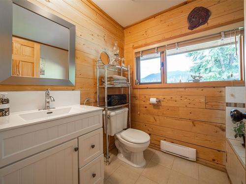 1075 Six Mile Creek Road, Vernon, BC - Indoor Photo Showing Bathroom