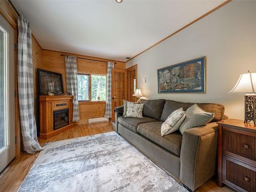 1075 Six Mile Creek Road, Vernon, BC - Indoor Photo Showing Living Room With Fireplace