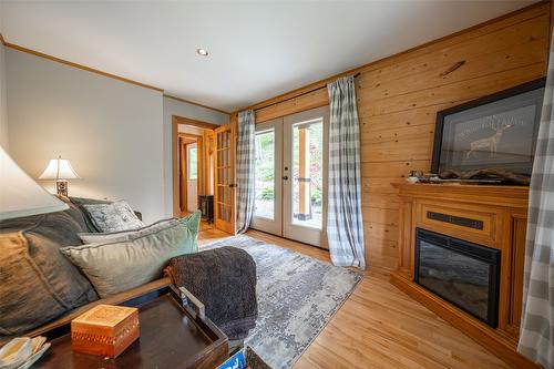 1075 Six Mile Creek Road, Vernon, BC - Indoor Photo Showing Living Room With Fireplace