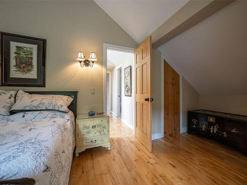 1075 Six Mile Creek Road, Vernon, BC - Indoor Photo Showing Bedroom