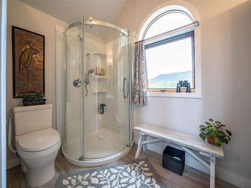 1075 Six Mile Creek Road, Vernon, BC - Indoor Photo Showing Bathroom