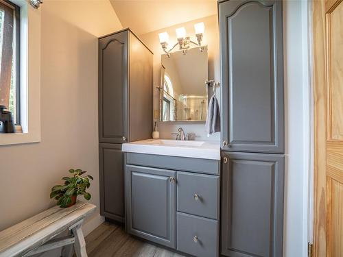 1075 Six Mile Creek Road, Vernon, BC - Indoor Photo Showing Bathroom