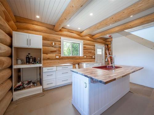 1075 Six Mile Creek Road, Vernon, BC - Indoor Photo Showing Kitchen