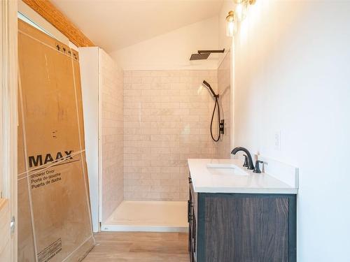 1075 Six Mile Creek Road, Vernon, BC - Indoor Photo Showing Bathroom