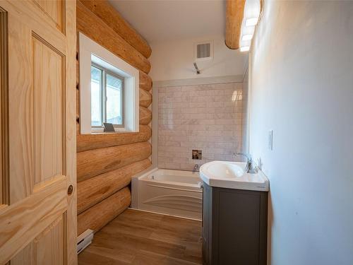 1075 Six Mile Creek Road, Vernon, BC - Indoor Photo Showing Bathroom