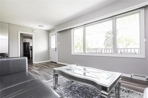 22 Royal Cr, Winnipeg, MB 