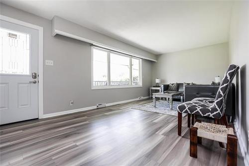 22 Royal Cr, Winnipeg, MB 