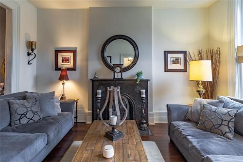 113 Dufferin Avenue, Brantford, ON - Indoor Photo Showing Living Room