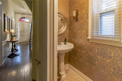 113 Dufferin Avenue, Brantford, ON - Indoor Photo Showing Bathroom