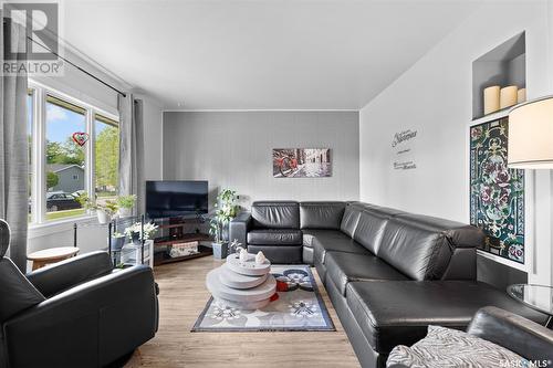 503 Hilliard Street W, Saskatoon, SK - Indoor Photo Showing Living Room