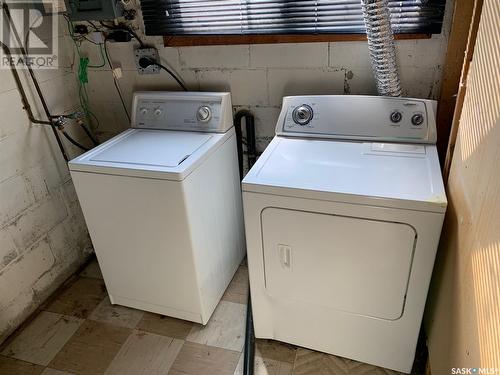 191 5Th Street E, Shaunavon, SK - Indoor Photo Showing Laundry Room