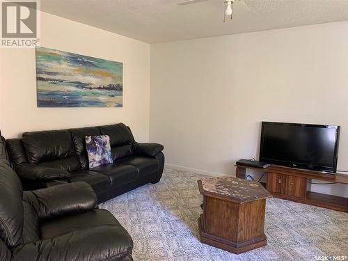 191 5Th Street E, Shaunavon, SK - Indoor Photo Showing Living Room