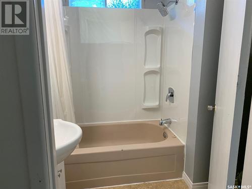 191 5Th Street E, Shaunavon, SK - Indoor Photo Showing Bathroom