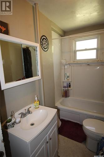 431 1St Street W, Shaunavon, SK - Indoor Photo Showing Bathroom