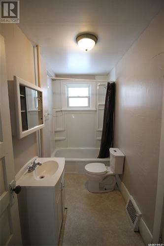 431 1St Street W, Shaunavon, SK - Indoor Photo Showing Bathroom