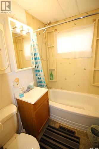 355 3Rd Street E, Shaunavon, SK - Indoor Photo Showing Bathroom