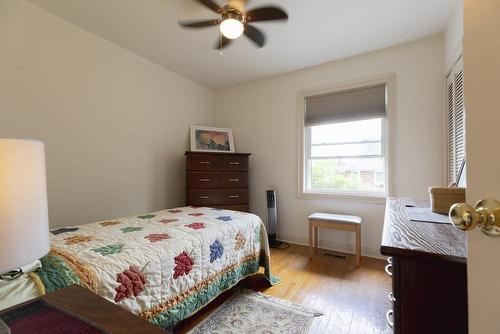 385 East 43Rd Street, Hamilton, ON - Indoor Photo Showing Bedroom