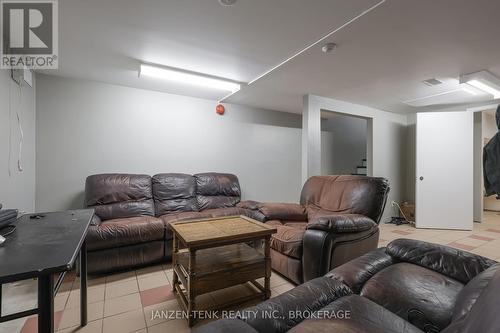 219 Talbot Street E, Aylmer, ON - Indoor