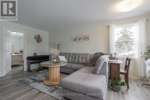 219 Talbot Street E, Aylmer, ON - Indoor Photo Showing Living Room